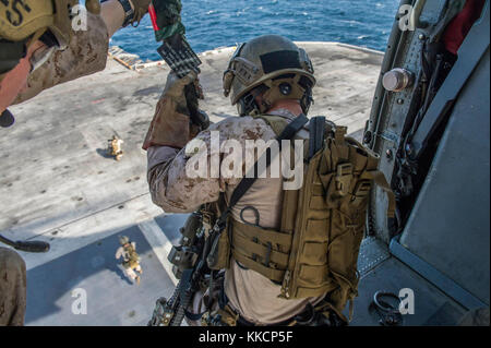 GOLFE PERSIQUE (nov 28, 2017) Marines affectées à la corde rapide de la 15e unité expéditionnaire maritime (UMM) d’un hélicoptère MH-60S Sea Hawk sur le pont de vol du navire d’assaut amphibie USS America (LHA 6). L'Amérique est le fleuron du America Amphiobie Ready Group et, avec l'embarque la 15e unité expéditionnaire maritime, Est déployé dans la zone d'opérations de la 5e flotte des États-Unis à l'appui des opérations de sécurité maritime visant à rassurer les alliés et les partenaires et à préserver la liberté de navigation et la libre circulation du commerce dans la région. (É.-U. Bleu marine P Banque D'Images