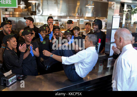 16 mai 2014 'l'appeler le shake shack diapositive. Comme il est coutume de le faire, le président n'a normalement une photo de groupe avec le personnel du restaurant quand il s'arrête pour le déjeuner ou le dîner quelque part. après avoir déjeuner avec le vice-président Biden à un shake shack à Washington, d.c., le président m'a demandé d'où qu'il se lève pour la photo. avant que je pourrais même réponse, le président a sauté sur le comptoir et coulisse sur l'autre côté. Le vice-président ont suivi." (white house photo by Pete souza) officiel de la maison blanche cette photographie est mis à disposition uniquement pour la publication par les entreprises de presse et/o Banque D'Images