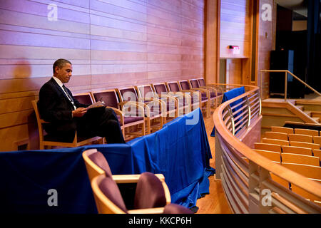 Déc. 16, 2012 "Le président travaille sur son discours à Newtown un auditorium dans la banlieue de Washington. Deux jours plus tôt, j'avais photographié lui quand John Brennan première l'ont informé de la fusillades. Tout au long de cette journée, il a réagi comme nous tous, qui a été témoin de personnes lorsqu'il a prononcé sa déclaration quelques heures plus tard. avant que nous nous sommes dirigés à Newtown pour la veillée du dimanche soir, il est allé voir sa fille sasha, 11, à sa répétition pour Casse-Noisette ; il ne pourrait assister à son rendement à cause de la voyage à Newtown. pendant les pauses dans la répétition, il a travaillé à son discours. son expression dans Banque D'Images