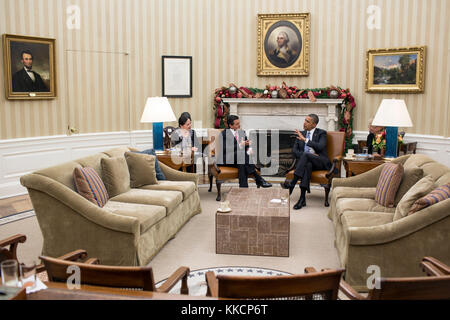 Le président Barack Obama rencontre le président élu enrique peña nieto du Mexique dans le bureau ovale, nov. 27, 2012. (Photo Officiel de la maison blanche par Pete souza) officiel de la maison blanche cette photographie est mis à disposition uniquement pour la publication par les entreprises de presse et/ou pour un usage personnel l'impression par le sujet(s) de la photo. La photo peut ne pas être manipulé d'aucune façon et ne peuvent être utilisés dans des documents politiques ou commerciales, publicités, e-mails, de produits, de promotions qui suggère en aucune façon l'approbation ou l'approbation du président, la première famille, ou la maison blanche. Banque D'Images