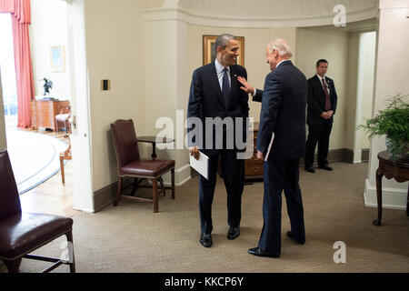 Le président barack obama parle avec le vice-président Joe Biden dans le couloir à l'extérieur du bureau ovale à la suite d'une réunion, nov. 26, 2012. (Photo Officiel de la maison blanche par Pete souza) officiel de la maison blanche cette photographie est mis à disposition uniquement pour la publication par les entreprises de presse et/ou pour un usage personnel l'impression par le sujet(s) de la photo. La photo peut ne pas être manipulé d'aucune façon et ne peuvent être utilisés dans des documents politiques ou commerciales, publicités, e-mails, de produits, de promotions qui suggère en aucune façon l'approbation ou l'approbation du président, la première famille, ou le w Banque D'Images