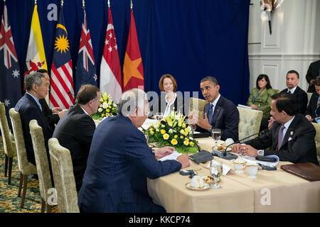 Le président Barack Obama s'occupe le partenariat transpacifique (PTP) réunion au sommet de l'ANASE, au palais de la paix à Phnom Penh, Cambodge, nov. 20, 2012. participant à la séance, dans le sens horaire à partir de la présidente, sont ; sultan de Brunei Hassanal Bolkiah, le premier ministre mohammed Najib Abdul Razak, Premier ministre de la Malaisie, de la Nouvelle-Zélande John Key, premier ministre de Singapour Lee Hsien Loong, premier ministre Nguyen Tan Dung du Vietnam, et le premier ministre julia gillard de l'Australie. (Photo Officiel de la maison blanche par Pete souza) officiel de la maison blanche cette photographie est mis à disposition uniquement pour les Banque D'Images