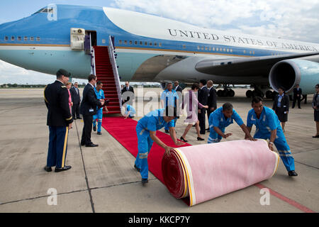 Préparation pour une cérémonie d'arrivée d'accueillir le président Barack Obama à l'aéroport international de don mueang de Bangkok, Thaïlande, nov. 18, 2012. (Photo Officiel de la maison blanche par Pete souza) officiel de la maison blanche cette photographie est mis à disposition uniquement pour la publication par les entreprises de presse et/ou pour un usage personnel l'impression par le sujet(s) de la photo. La photo peut ne pas être manipulé d'aucune façon et ne peuvent être utilisés dans des documents politiques ou commerciales, publicités, e-mails, de produits, de promotions qui suggère en aucune façon l'approbation ou l'approbation du président, la première famille Banque D'Images