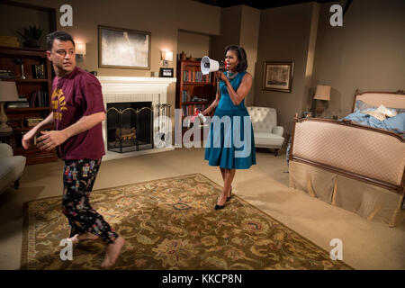 La Première Dame Michelle Obama tapes un sketch avec Jimmy Kimmel précédant leur entrevue pour "Jimmy Kimmel Live !" à l'el capitan Theatre à Los Angeles, Californie, oct. 25, 2012. (Photo Officiel de la maison blanche par chuck Kennedy) officiel de la maison blanche cette photographie est mis à disposition uniquement pour la publication par les entreprises de presse et/ou pour un usage personnel l'impression par le sujet(s) de la photo. La photo peut ne pas être manipulé d'aucune façon et ne peuvent être utilisés dans des documents politiques ou commerciales, publicités, e-mails, de produits, de promotions qui suggère en aucune façon l'approbation ou l'approbation de la Banque D'Images