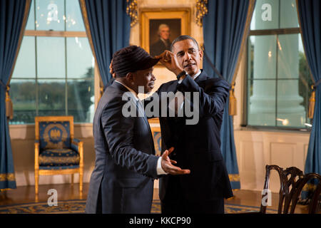 Le président Barack Obama's hat calloway débattement ajuste à la suite d'une entrevue pour un mtv live spécial, dans la salle bleue de la maison blanche, oct. 26, 2012. (Photo Officiel de la maison blanche par Pete souza) officiel de la maison blanche cette photographie est mis à disposition uniquement pour la publication par les entreprises de presse et/ou pour un usage personnel l'impression par le sujet(s) de la photo. La photo peut ne pas être manipulé d'aucune façon et ne peuvent être utilisés dans des documents politiques ou commerciales, publicités, e-mails, de produits, de promotions qui suggère en aucune façon l'approbation ou l'approbation du président, le premier fam Banque D'Images