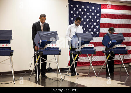 Le président barack obama jette son bulletin au début de votants à la Martin Luther King jr. centre communautaire à Chicago, ill., oct. 25, 2012. (Photo Officiel de la maison blanche par Pete souza) officiel de la maison blanche cette photographie est mis à disposition uniquement pour la publication par les entreprises de presse et/ou pour un usage personnel l'impression par le sujet(s) de la photo. La photo peut ne pas être manipulé d'aucune façon et ne peuvent être utilisés dans des documents politiques ou commerciales, publicités, e-mails, de produits, de promotions qui suggère en aucune façon l'approbation ou l'approbation du président, la première famille, ou Banque D'Images