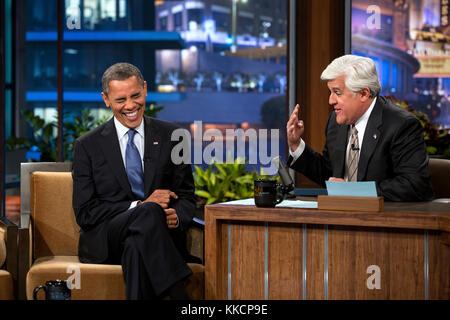 Le président barack obama participe à une entrevue avec Jay Leno pendant un enregistrement de "The Tonight Show with Jay Leno' à la NBC Studios de Burbank, Californie, oct. 24, 2012. (Photo Officiel de la maison blanche par Pete souza) officiel de la maison blanche cette photographie est mis à disposition uniquement pour la publication par les entreprises de presse et/ou pour un usage personnel l'impression par le sujet(s) de la photo. La photo peut ne pas être manipulé d'aucune façon et ne peuvent être utilisés dans des documents politiques ou commerciales, publicités, e-mails, de produits, de promotions qui suggère en aucune façon l'approbation ou l'approbation de la p Banque D'Images