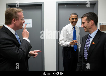 Le président barack obama des blagues avec Robert Gibbs et David Plouffe backstage avant le début du troisième débat présidentiel avec Mitt Romney, candidat gop à l'université lynn de Boca Raton (Floride), oct. 22, 2012. (Photo Officiel de la maison blanche par Pete souza) officiel de la maison blanche cette photographie est mis à disposition uniquement pour la publication par les entreprises de presse et/ou pour un usage personnel l'impression par le sujet(s) de la photo. La photo peut ne pas être manipulé d'aucune façon et ne peuvent être utilisés dans des documents politiques ou commerciales, publicités, e-mails, les produits, les promotions qui, d'une façon Banque D'Images