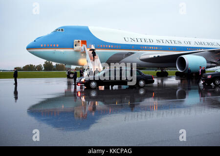 Le président Barack Obama administration air force one à Akron-aéroport régional dans le canton de North Canton, Ohio, sept. 26, 2012. (Photo Officiel de la maison blanche par Pete souza) officiel de la maison blanche cette photographie est mis à disposition uniquement pour la publication par les entreprises de presse et/ou pour un usage personnel l'impression par le sujet(s) de la photo. La photo peut ne pas être manipulé d'aucune façon et ne peuvent être utilisés dans des documents politiques ou commerciales, publicités, e-mails, de produits, de promotions qui suggère en aucune façon l'approbation ou l'approbation du président, la première famille, ou la maison blanche. Banque D'Images