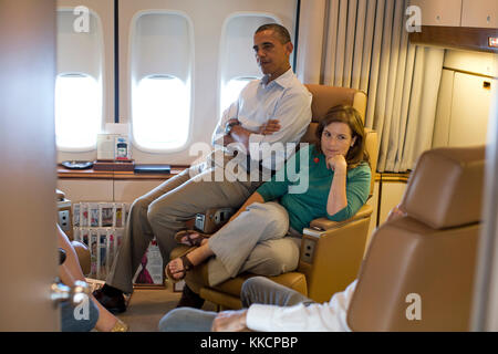 Le président barack obama parle avec le sous-chef d'état-major pour les opérations alyssa mastromonaco et d'autres membres de son personnel à bord d'air force one en route pour joint base Andrews, MD., sept. 9, 2012. (Photo Officiel de la maison blanche par Pete souza) officiel de la maison blanche cette photographie est mis à disposition uniquement pour la publication par les entreprises de presse et/ou pour un usage personnel l'impression par le sujet(s) de la photo. La photo peut ne pas être manipulé d'aucune façon et ne peuvent être utilisés dans des documents politiques ou commerciales, publicités, e-mails, de produits, de promotions qui suggère en aucune façon l'approbation o Banque D'Images