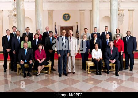Le président Barack Obama et le vice-président Joe Biden posent avec le cabinet complet pour une photo de groupe officielle dans le grand hall de la maison blanche, le 26 juillet 2012. Assis, de gauche, sont : le secrétaire des transports, ray lahood, le secrétaire au commerce par intérim Rebecca Blank, représentant permanent des États-Unis auprès de l'Organisation des Nations Unies Susan Rice, et de l'agriculture américain Tom Vilsack. article dans la deuxième rangée, de gauche, sont : secrétaire à l'éducation arne duncan, procureur général Eric h. Titulaire, jr., ministère du travail, Hilda Solis l., le secrétaire au Trésor Timothy Geithner, f., chef d'état-major jack Lew, le secrétaire d'état Banque D'Images
