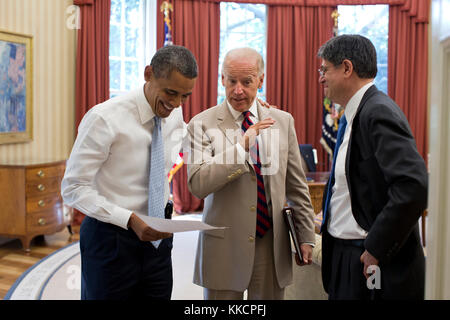 Le président barack obama parle avec le vice-président Joe Biden et chef du personnel jack lew, dans le bureau ovale, le 26 juillet 2012. (Photo Officiel de la maison blanche par Pete souza) officiel de la maison blanche cette photographie est mis à disposition uniquement pour la publication par les entreprises de presse et/ou pour un usage personnel l'impression par le sujet(s) de la photo. La photo peut ne pas être manipulé d'aucune façon et ne peuvent être utilisés dans des documents politiques ou commerciales, publicités, e-mails, de produits, de promotions qui suggère en aucune façon l'approbation ou l'approbation du président, la première famille, ou la maison blanche. Banque D'Images