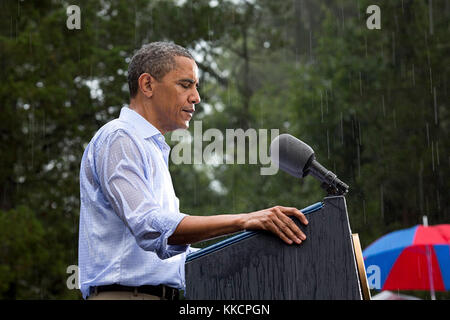 14 juillet 2012 "le président prononce une allocution à la pluie battante à un événement de campagne à Glen Allen, va. il devait faire une série d'entretiens avec la presse à l'intérieur avant son discours, mais puisque les gens ont attendu pendant des heures dans la pluie qu'il a fait ses commentaires dès qu'il est arrivé pour que les gens sur place." (white house photo by Pete souza) officiel de la maison blanche cette photographie est mis à disposition uniquement pour la publication par les entreprises de presse et/ou pour un usage personnel l'impression par le sujet(s) de la photo. La photo peut ne pas être manipulé d'aucune façon et ne peuvent être utilisés dans les Banque D'Images