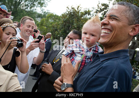 Le président barack obama est titulaire d'un bébé pendant que vous souhaits au cours d'une célébration de la fête de l'indépendance sur la pelouse Sud de la maison blanche, le 4 juillet 2012. (Photo Officiel de la maison blanche par Pete souza) officiel de la maison blanche cette photographie est mis à disposition uniquement pour la publication par les entreprises de presse et/ou pour un usage personnel l'impression par le sujet(s) de la photo. La photo peut ne pas être manipulé d'aucune façon et ne peuvent être utilisés dans des documents politiques ou commerciales, publicités, e-mails, de produits, de promotions qui suggère en aucune façon l'approbation ou l'approbation du président, la première fami Banque D'Images