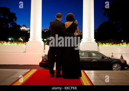 13 juin 2012, 'il y avait encore un peu de lumière dans le ciel du soir que le président américain Barack et la première dame dit au revoir au président Shimon Peres d'Israël à la suite d'un dîner en son honneur à la maison blanche." (white house photo by Pete souza) officiel de la maison blanche cette photographie est mis à disposition uniquement pour la publication par les entreprises de presse et/ou pour un usage personnel l'impression par le sujet(s) de la photo. La photo peut ne pas être manipulé d'aucune façon et ne peuvent être utilisés dans des documents politiques ou commerciales, publicités, e-mails, les produits, les promotions qui, d'une façon s Banque D'Images