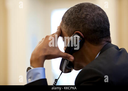 Le président barack obama parle au téléphone avec le président du Conseil européen, Herman van Rompuy dans le bureau ovale, le 13 juin 2012. (Photo Officiel de la maison blanche par Pete souza) officiel de la maison blanche cette photographie est mis à disposition uniquement pour la publication par les entreprises de presse et/ou pour un usage personnel l'impression par le sujet(s) de la photo. La photo peut ne pas être manipulé d'aucune façon et ne peuvent être utilisés dans des documents politiques ou commerciales, publicités, e-mails, de produits, de promotions qui suggère en aucune façon l'approbation ou l'approbation du président, la première famille, ou la maison blanche Banque D'Images