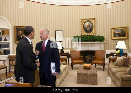 Le président barack obama parle avec le vice-président Joe Biden dans le bureau ovale, le 5 juin 2012. (Photo Officiel de la maison blanche par Pete souza) officiel de la maison blanche cette photographie est mis à disposition uniquement pour la publication par les entreprises de presse et/ou pour un usage personnel l'impression par le sujet(s) de la photo. La photo peut ne pas être manipulé d'aucune façon et ne peuvent être utilisés dans des documents politiques ou commerciales, publicités, e-mails, de produits, de promotions qui suggère en aucune façon l'approbation ou l'approbation du président, la première famille, ou la maison blanche. Banque D'Images