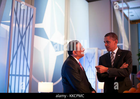 Le président Barack Obama s'est entretenu avec le président Asif Ali Zardari du Pakistan avant une réunion sur l'Afghanistan avec des chefs d'état et de gouvernement lors du sommet de l'otan à Chicago, ill., 21 mai 2012. (Photo Officiel de la maison blanche par Pete souza) officiel de la maison blanche cette photographie est mis à disposition uniquement pour la publication par les entreprises de presse et/ou pour un usage personnel l'impression par le sujet(s) de la photo. La photo peut ne pas être manipulé d'aucune façon et ne peuvent être utilisés dans des documents politiques ou commerciales, publicités, e-mails, de produits, de promotions qui suggère en aucune façon l'approbation o Banque D'Images