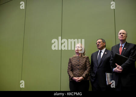 Secrétaire d'État américaine Hillary Rodham Clinton, le secrétaire à la défense, Leon Panetta, et le conseiller pour la sécurité nationale, tom donilon écouter comme le président Barack Obama et le secrétaire général de l'OTAN, Anders Fogh Rasmussen, prononcera une allocution lors du sommet de l'otan à Chicago, ill., 20 mai 2012. (Photo Officiel de la maison blanche par Pete souza) officiel de la maison blanche cette photographie est mis à disposition uniquement pour la publication par les entreprises de presse et/ou pour un usage personnel l'impression par le sujet(s) de la photo. La photo peut ne pas être manipulé d'aucune façon et ne peuvent être utilisés dans des documents commerciaux ou politiques, adver Banque D'Images