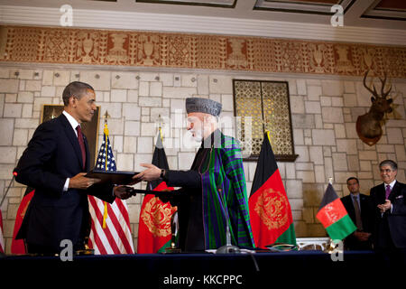 Le président américain Barack Obama et le président afghan Hamid Karzaï, échanger des documents après la signature de l'accord de partenariat stratégique cérémonie de signature au palais présidentiel à Kaboul, Afghanistan, le 1 mai 2012. (Photo Officiel de la maison blanche par Pete souza) officiel de la maison blanche cette photographie est mis à disposition uniquement pour la publication par les entreprises de presse et/ou pour un usage personnel l'impression par le sujet(s) de la photo. La photo peut ne pas être manipulé d'aucune façon et ne peuvent être utilisés dans des documents politiques ou commerciales, publicités, e-mails, de produits, de promotions qui suggère en aucune façon Banque D'Images