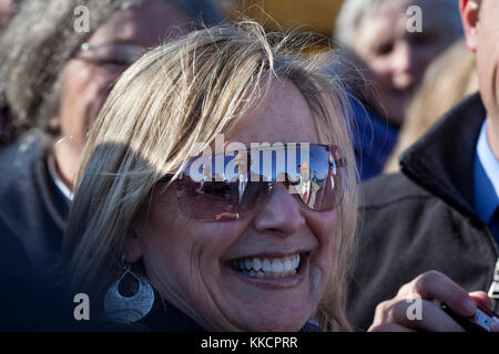 Le président Barack Obama est vue reflétée dans les lunettes comme il accueille les gens sur le tarmac dès son arrivée à Portland International Jetport à Portland, Maine, le 30 mars 2012. Banque D'Images