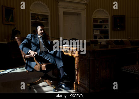 Le président barack obama parle au téléphone avec le premier ministre britannique, David Cameron, dans le bureau ovale, fév. 13, 2012. Banque D'Images