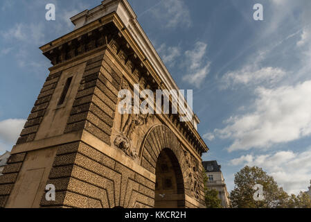 La porte saint martin à paris à la fin octobre Banque D'Images