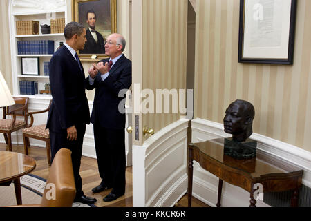 Le président barack obama parle avec le secrétaire de l'intérieur ken salazar dans le bureau ovale, nov. 1, 2011. Banque D'Images