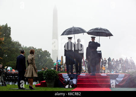 Le président Barack Obama et le président Lee Myung-bak de la République de Corée participent à la cérémonie d'arrivée de l'état sur la pelouse Sud de la maison blanche, oct. 13, 2011. Banque D'Images