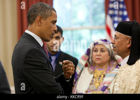 Le président barack obama parle avec l'Ambassadeur libyen Ali Suleiman aujali et sa famille au cours d'une cérémonie de délivrance de l'ambassadeur dans le bureau ovale, sept. 9, 2011. Banque D'Images