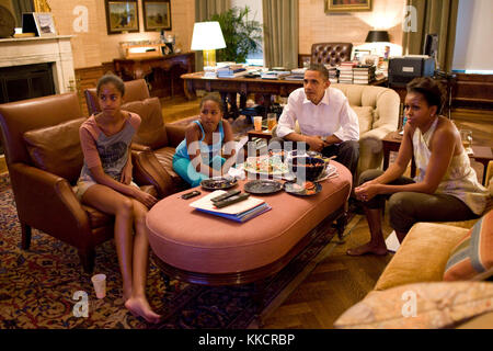 Le président Barack Obama et ses filles sasha et Malia regarder la Coupe du monde de soccer entre les États-Unis et le Japon, à partir de la treaty room bureau dans la résidence de la maison blanche, dimanche 17 juillet 2011. Banque D'Images