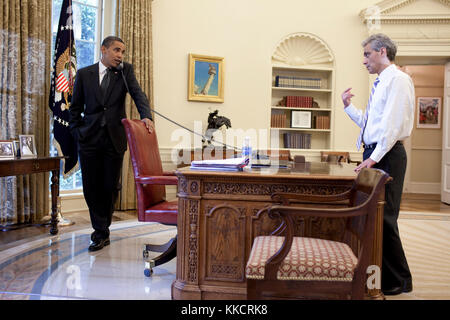 Le président barack obama parle avec le chef de cabinet Rahm Emanuel lors d'un appel téléphonique dans le bureau ovale, 25 juin, 2009 Banque D'Images