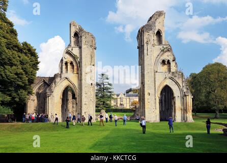 Abbaye de Glastonbury, Somerset, Angleterre. Voir à l'est de la nef à travers les arches en ruine à la chorale Banque D'Images