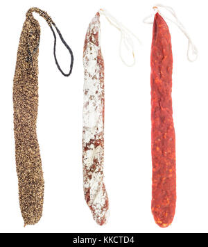 Variété de saucisses salami disposées verticalement isolé sur fond blanc. Le style suisse peperoni ou salami, saucisson de persil. Banque D'Images