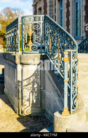 Sceaux, France - 26 novembre 2017 : la rampe en fer forgé de l'escalier côté jardin du château de sceaux par un matin ensoleillé. Banque D'Images