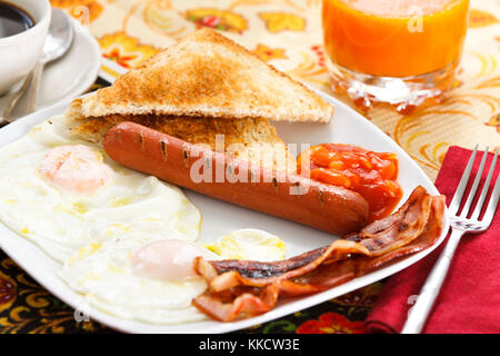 Délicieux petit déjeuner anglais avec café et jus d'orange. Banque D'Images