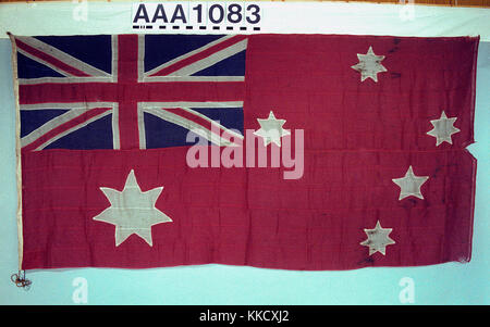 Le modèle 1909 Australian ensign, portés par les SS' 1925 Ferndale. l'enseigne est faite de laine bunting, avec une toile de levage et est cousu de machine. Une corde et une bascule en bois est fixée. L'enseigne est rouge avec en canton le drapeau et la Croix du Sud constellation de cinq étoiles blanches à la volée. Sur le côté inférieur gauche, une grande étoile blanche avec sept points. Inscrit sur le palan : 'YD RED ENSIGN AUSTRALIAN'. Le dernier pavillon d'être utilisé par le Commonwealth australien Line avant leur transfert à l'Aberdeen White Star Line en 1928. AAA1083 australiens de la marine marchande ensign (après 1909) RMG RP- Banque D'Images