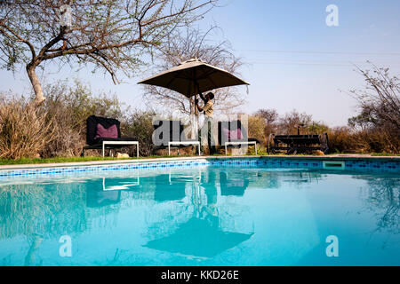 Piscine du camping de luxe tamboti, onguma game reserve, la Namibie, l'Afrique Banque D'Images