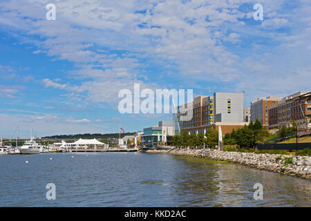 Oxon Hill, Maryland, États-Unis - 11 septembre 2016 : national harbor waterfront panorama avec les drapeaux en berne à l'honneur près de trois mille vies lo Banque D'Images