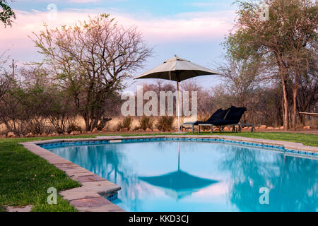 Piscine du camping de luxe tamboti, onguma game reserve, la Namibie, l'Afrique Banque D'Images