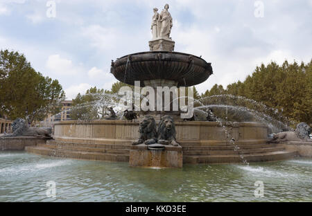 La fontaine de la rotonde à Aix en Provence, France. Les statues de femmes représentent des beaux-arts, de l'agriculture et de la justice. Les arbres sont à l'arrière-plan Banque D'Images