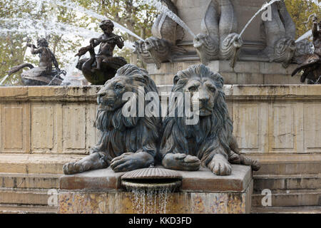 De près de l'lions sculptés de la fontaine de la rotonde à Aix en Provence, France. les poissons et swan les fontaines sont en arrière-plan. Banque D'Images