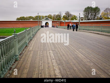 St. Petersburg, Russie - oct 14, 2016. personnes marchant sur un pont ancien à la forteresse Pierre et Paul à St Petersbourg, Russie. Banque D'Images