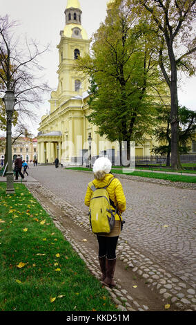 St. Petersburg, Russie - oct 14, 2016. des gens qui viennent à l'église principale de la forteresse Pierre et Paul à st. Petersburg, Russie. Banque D'Images