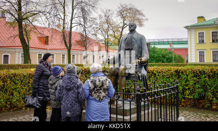 St. Petersburg, Russie - oct 14, 2016. personnes visitent un héros monument à la forteresse Pierre et Paul à St Petersbourg, Russie. Banque D'Images