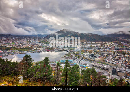 Ville de Bergen par une journée nuageux vue depuis le sommet du mont Floyen, Norvège Banque D'Images