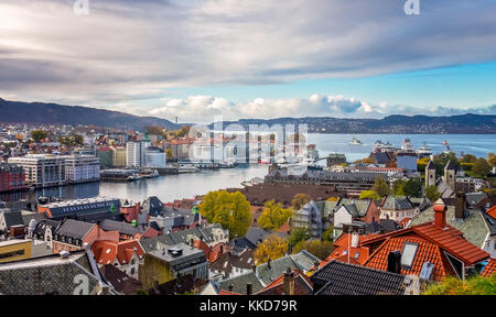 La ville de Bergen et la baie comme vu du haut du mont Floyen sur un ciel nuageux, Misty et de brouillard d'après-midi, la Norvège Banque D'Images