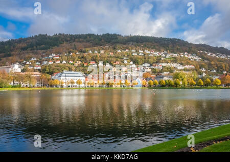 Maisons sur la rive du Petit lac Lille Lungegardsvannet, appelé aussi Smalungeren, à l'automne, Bergen, Norvège Banque D'Images