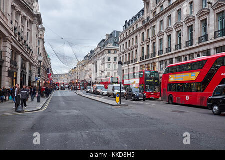 Ville Londres - le 23 décembre 2016 : Regent Street Décorées pour Noël avec beaucoup de trafic, à la fois les gens et les véhicules Banque D'Images