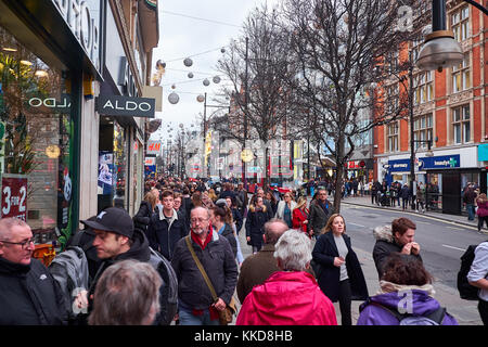 Ville Londres - le 23 décembre 2016 : charge de personnes à pied d'Oxford street pour le shopping sur les derniers jours avant Noël Banque D'Images